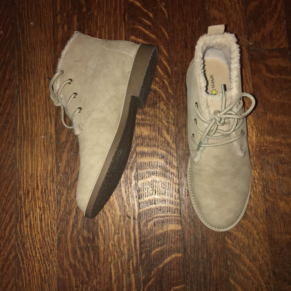 NEVER WORN BOOTIES